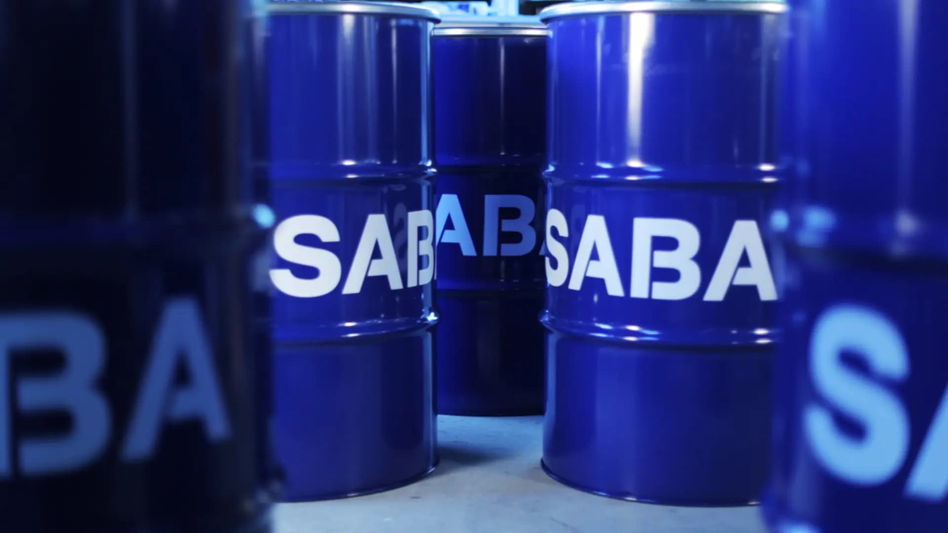 Blauwe vaten met het SABA-logo in een magazijn